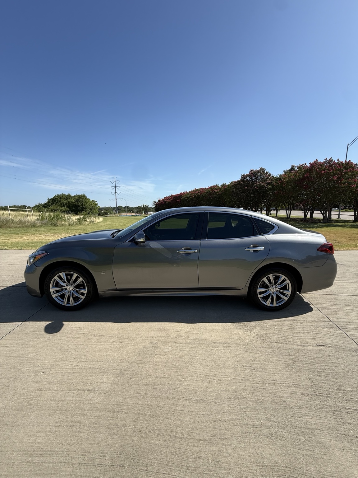 2015 Infiniti Q70 driver side